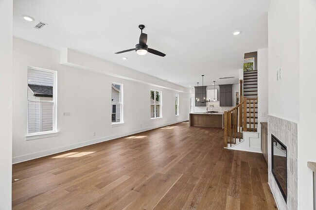 Foto del edificio - "Chic Nashville Townhouse: 3 Beds, 3 Baths, with Granite Elegance & Cozy Fireplace!"