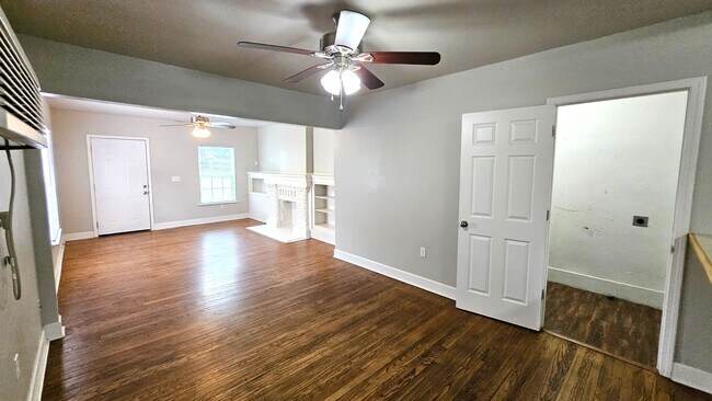 Building Photo - Cute One Bedroom Near Plaza!