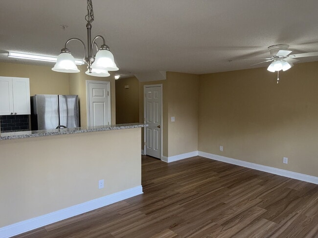 Building Photo - "Charming 3-Bedroom Townhouse in Crestview with Granite Countertops & 2.5 Baths!"