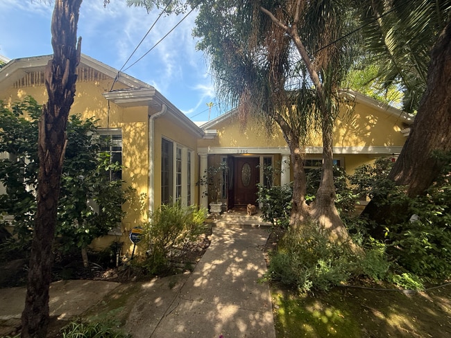 Foto del edificio - 2306 Beachwood Dr
