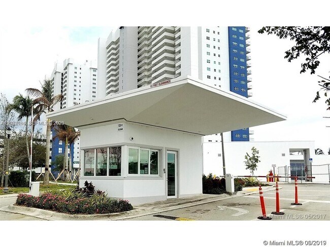 Foto del edificio - 15051 Royal Oaks Ln