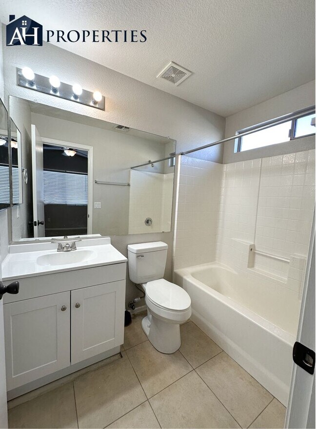 Building Photo - Updated 2 bedroom 2 bathroom rental! Quart...