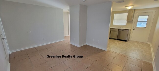 Building Photo - Updated 2 Bed/1Bath Duplex Apartment in be...