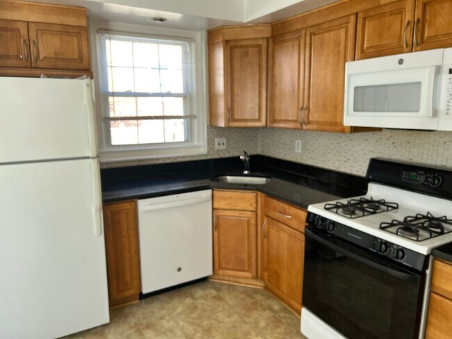 Building Photo - Charming Colonial Close to METRO, Parks, &...