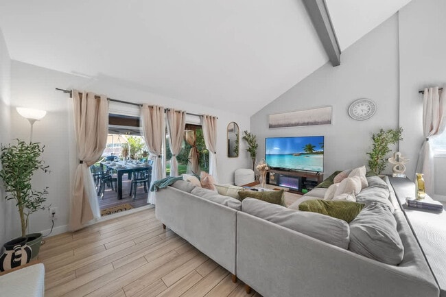 Foto del edificio - 9737 Benavente Pl