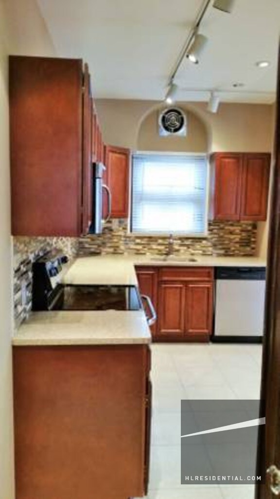 Foto del edificio - 6344 Ellwell Cres