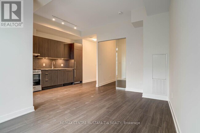 Building Photo - 430-430 Square One Dr