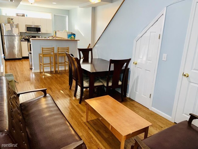 Building Photo - 3 br, 3.5 bath Condo - 916 N Broadway