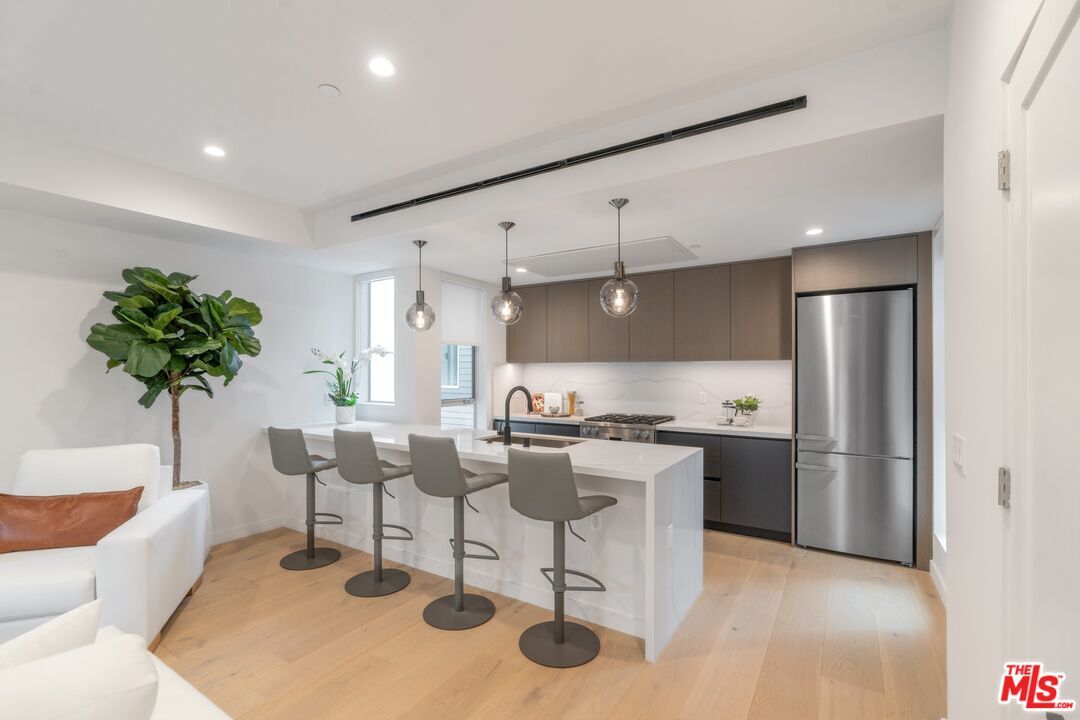 Foto principal - 7156 Willoughby Ave