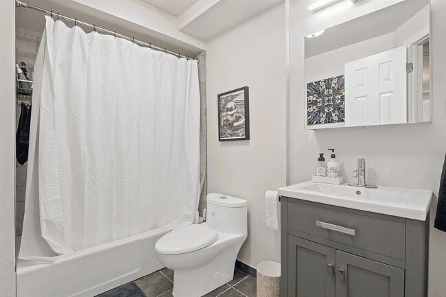 Building Photo - 98 Bright St