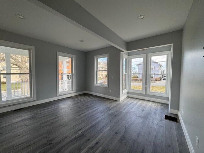 Building Photo - 281 Pequot Ave