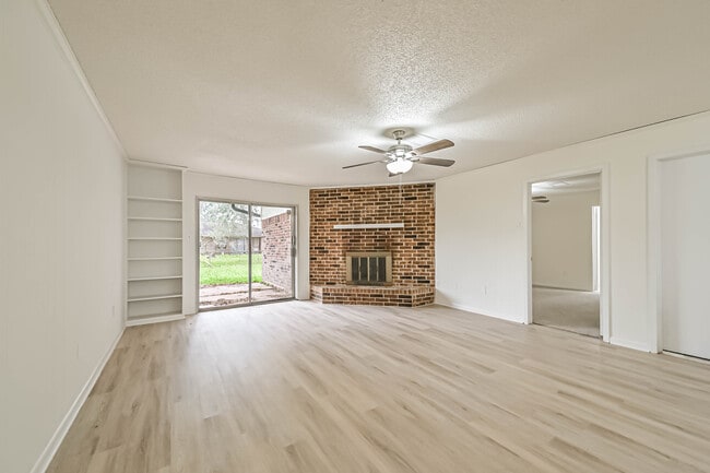 Building Photo - 202 Lakewood Dr