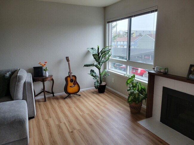 Foto del edificio - AIR-CONDITIONED 2 Bedroom Condo in Northgate