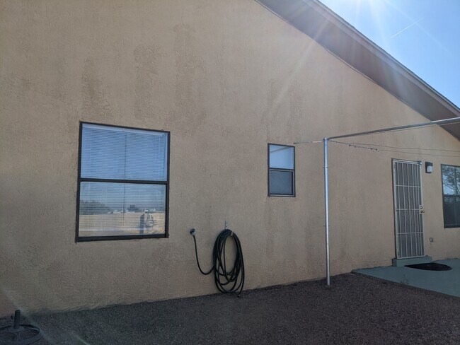 Building Photo - 2909 Palo Verde Dr NE