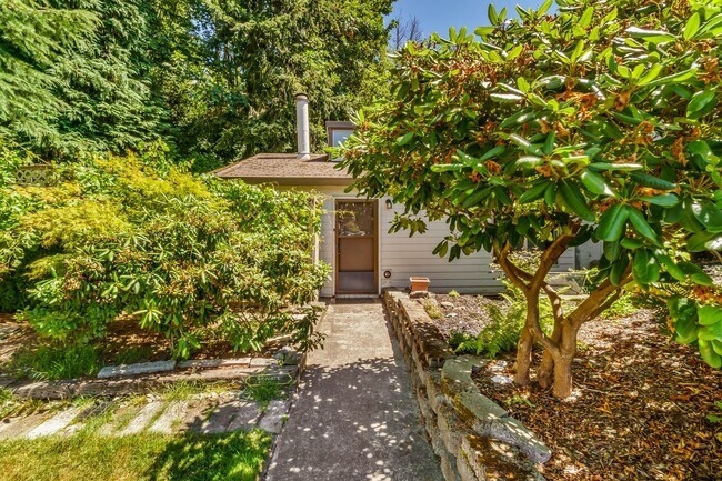 Building Photo - Very Spacious 1 Bedroom 1 Bathroom Mountla...