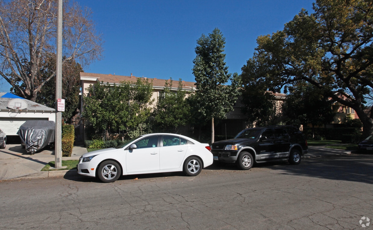 Building Photo - Maui Apartments