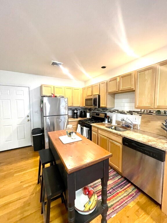 Foto del edificio - 393 W Broadway