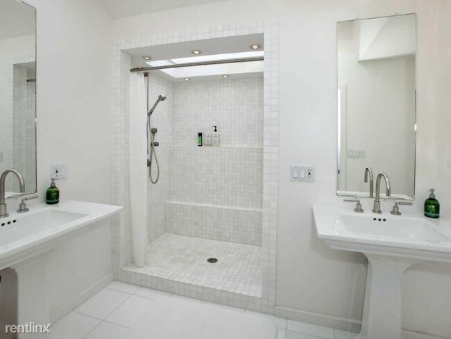 Foto del edificio - 5 br, 2.5 bath House - 355 Mcchristian Ave