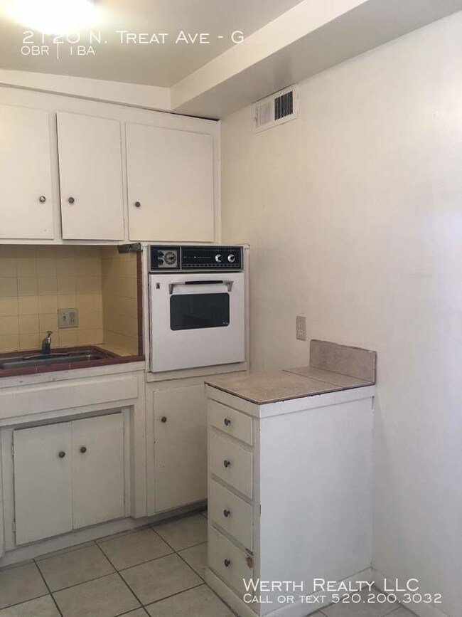 Foto del edificio - Studio Minutes from U of A with YARD!