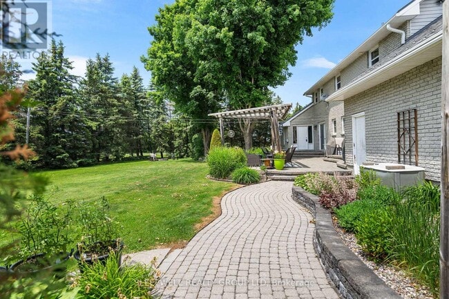 Photo du bâtiment - 3529 Carp Rd