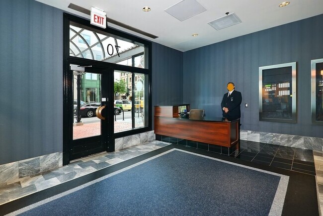 Foto del edificio - 70 W Huron St
