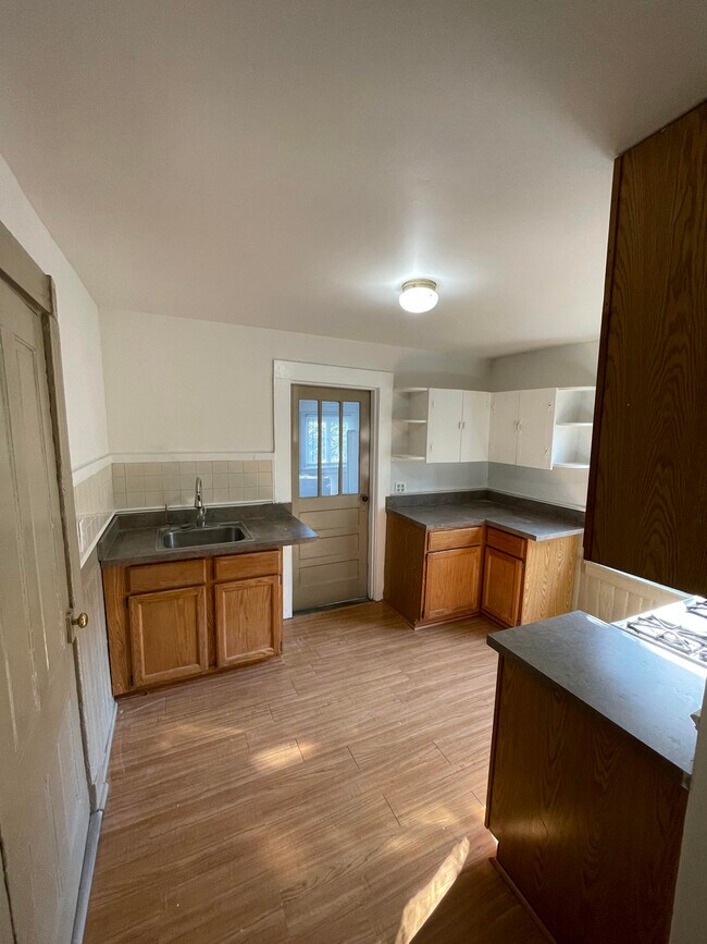 Kitchen - 1002 Lafayette Blvd