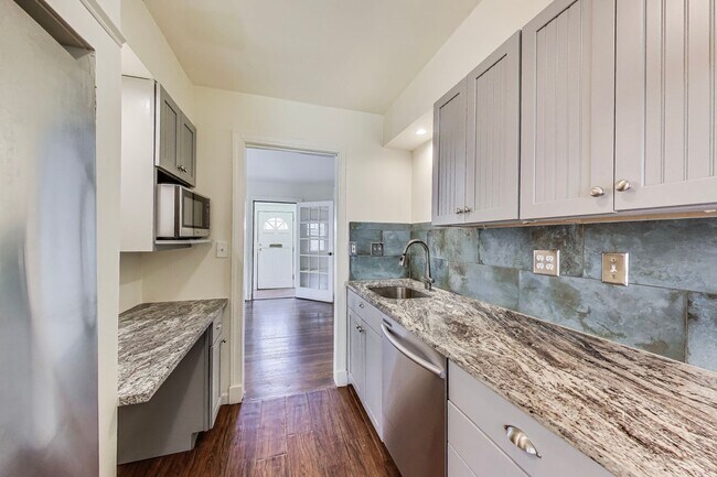 Foto del edificio - Cute 2 bed + Loft + 2 Bath SF w/ Fenced Yard
