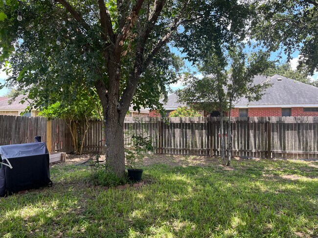 Building Photo - 2021 Evaristo Ln