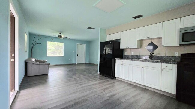 Building Photo - 2095 Eloise Cir