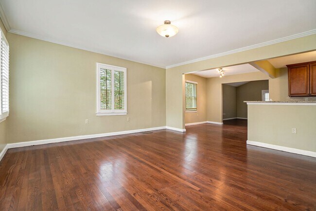 Building Photo - 3 bdrm, 2 bath in Dearborn Park