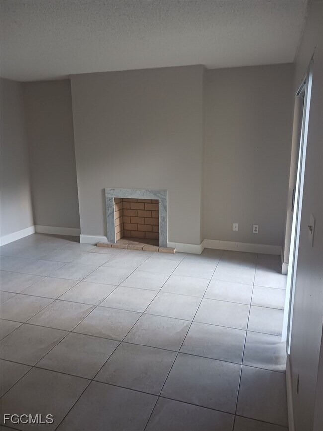 Foto del edificio - 12345 Woodrose Ct