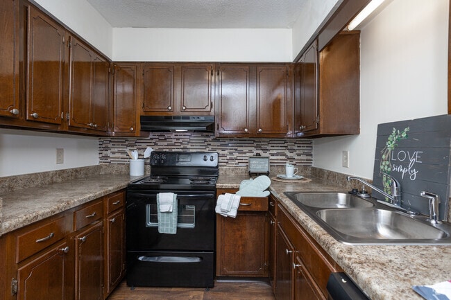 1BR, 1BA - 813SF - Kitchen - Grove at Westgate- NEWLY RENOVATED