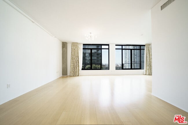 Foto del edificio - 1111 S Grand Ave