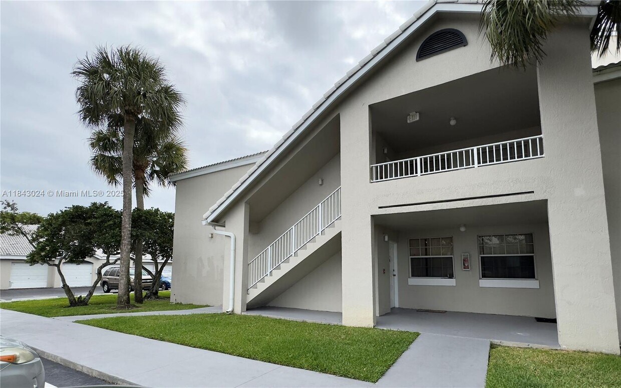 Foto principal - 2851 N Oakland Forest Dr