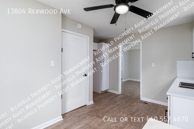 Foto del edificio - 13804 Rexwood Ave