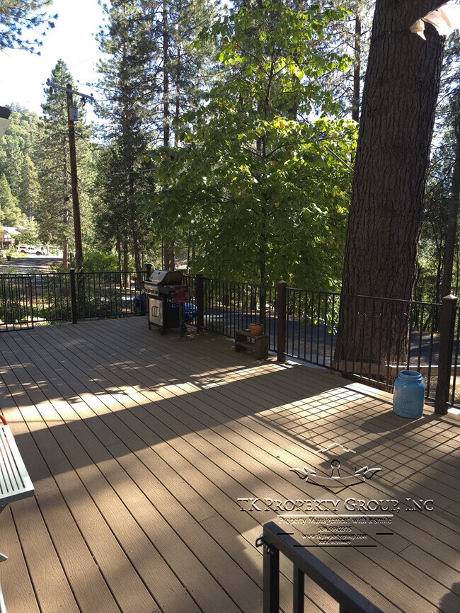 Foto del edificio - 16048 Mountain View Dr