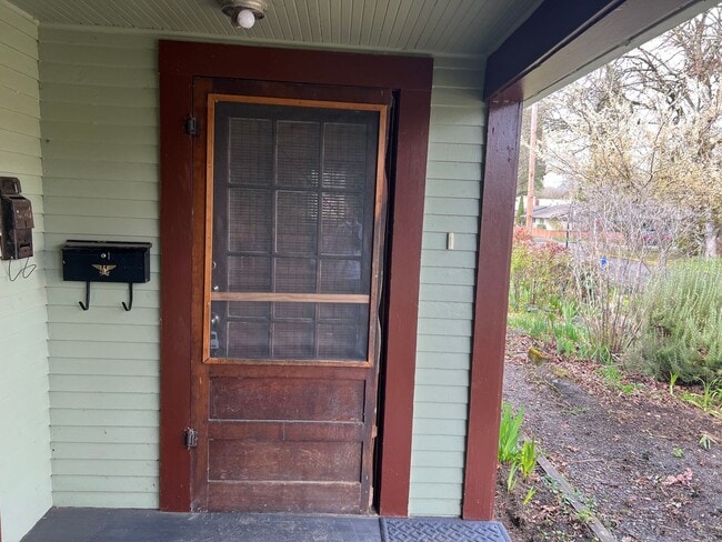 Building Photo - Beautifully updated 3 bedroom 1 bath duple...