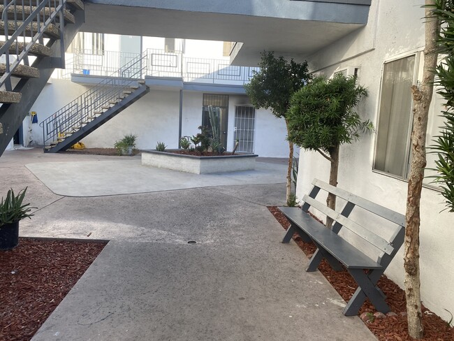Foto del edificio - 6623 Woodley Ave