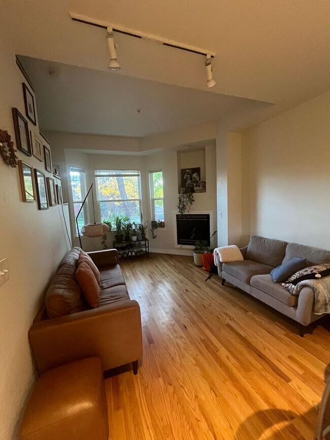Foto del edificio - Charming 2 Bed/1.5 Bath Townhome Near Downtown Boulder