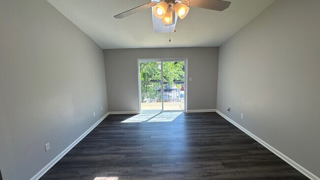 Foto del edificio - 6512 Six Mile Ln