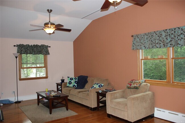 Building Photo - 3 Meadowbrook Dr