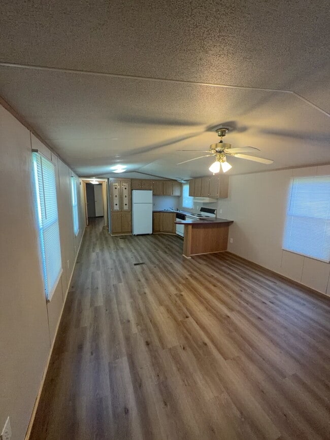 Building Photo - Charming 2 Bedroom Mobile Home