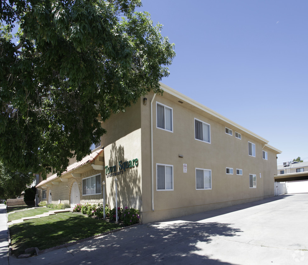 Building Photo - Town Square Apartments