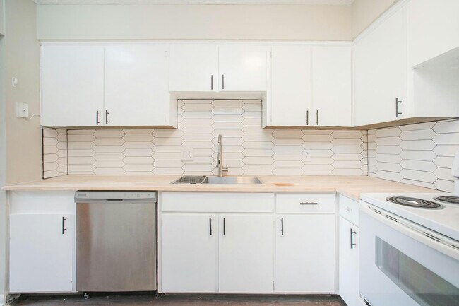 Kitchen - 323 Forrest Park Rd