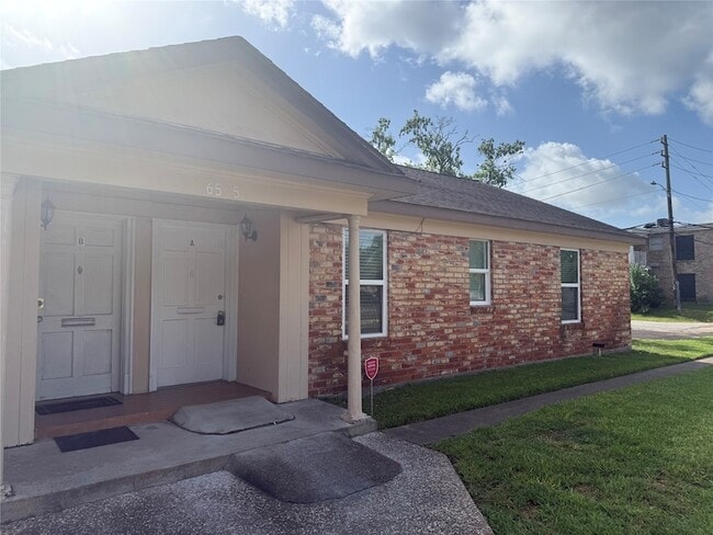 Building Photo - 6525 Renwick Dr