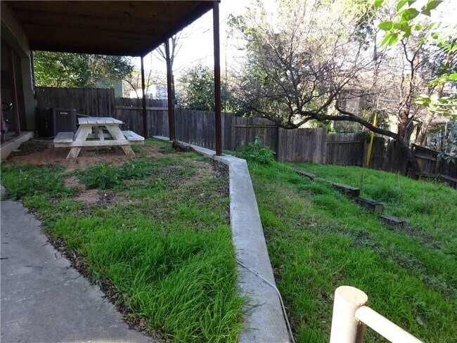 Foto del edificio - 1702 Taylor Gaines St