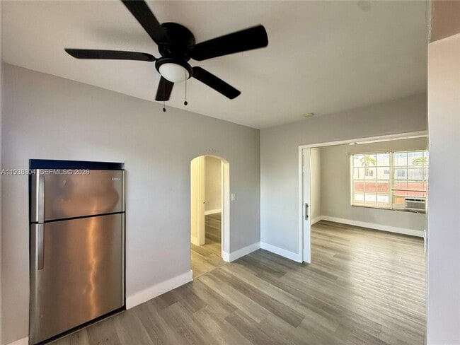 Building Photo - 6940 Bay Dr