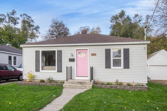 Building Photo - 3329 Hillcroft Ave SW
