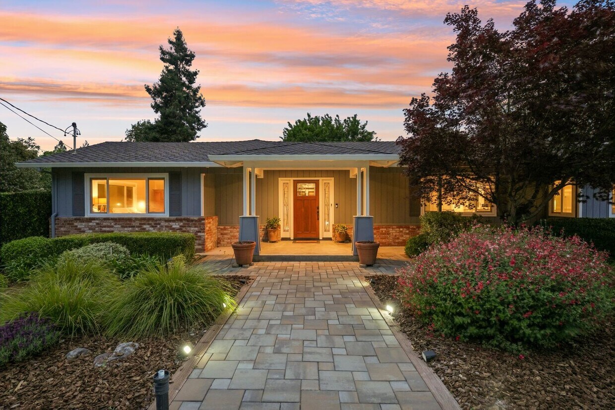 Primary Photo - Single-Level Three-Bedroom Retreat in Napa...