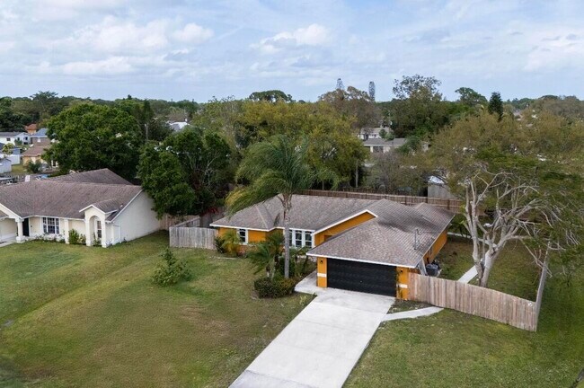 Building Photo - 353 NW Ferris Dr